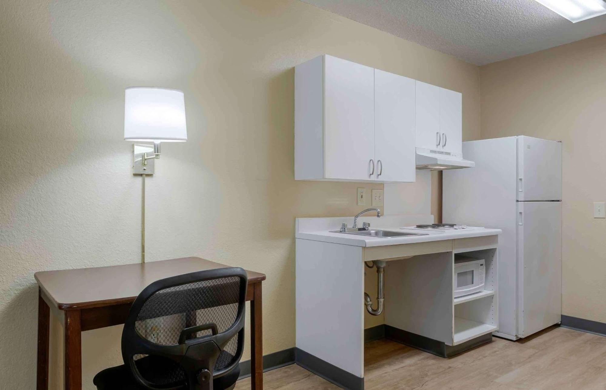 Extended Stay America Select Suites - Raleigh - Rtp - 4610 Miami Blvd Дърам Екстериор снимка